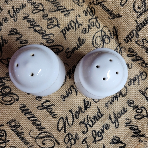 Gently used white ceramic salt and pepper shakers perfect condition no fl - Picture 2 of 5